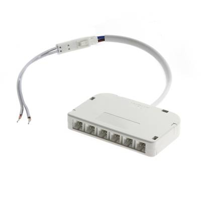Conector eléctrico blanco con múltiples entradas y cables sobre un fondo blanco liso: esencial para instalaciones de iluminación LED.