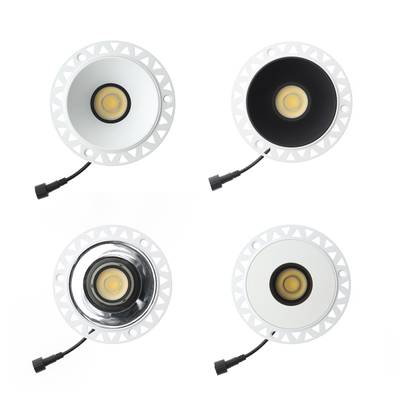"Juego de cuatro luces LED redondas con bordes blancos, interiores blancos y negros en contraste y cables de conexión negros cortos.