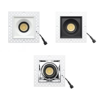 Tres luces LED cuadradas empotradas con bombillas y cables visibles; marcos blanco, negro y cromado. Perfectas para un diseño de iluminación moderno y versátil.