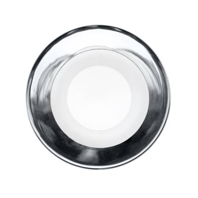 Tazón redondo de metal pulido con reflejos visibles; ideal para acentuar el brillo y la claridad de la iluminación LED en establecimientos minoristas.