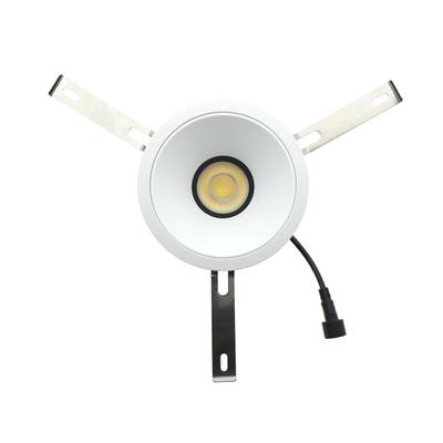 Downlight LED circular con soportes de montaje metálicos y cable negro visible sobre fondo blanco. Ideal para soluciones de iluminación contemporáneas.