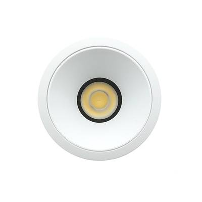 Primer plano de una lámpara LED empotrada en el techo, diseño circular, bombilla incandescente; una solución de iluminación energéticamente eficiente para interiores modernos.