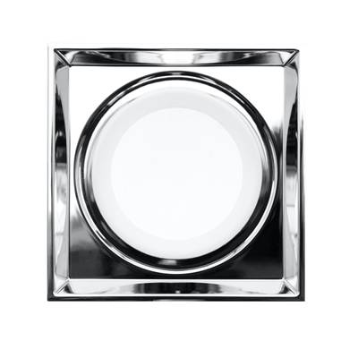 Placa cuadrada cromada con placa redonda de cerámica blanca, base blanca aislada - moderna iluminación LED.