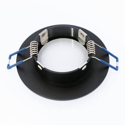 Marco empotrado negro para downlight LED con clips de resorte metálicos y extremos de vástago azules, lado superior.