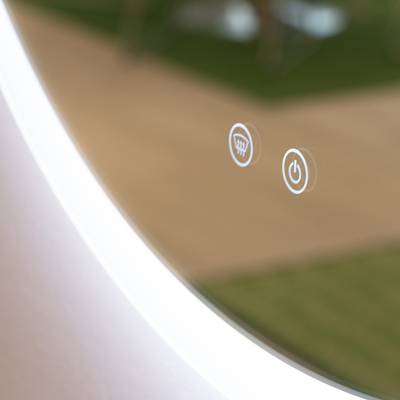 Espejo retroiluminado con pantallas táctiles para el ventilador y la alimentación, que realzan el diseño moderno; un ejemplo medioambiental ideal del movimiento de iluminación LED.