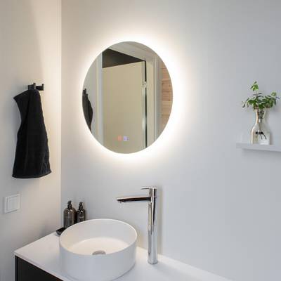 Espejo redondo retroiluminado con LED, lavabo de tanque e iluminación atmosférica de baño con detalles modernos