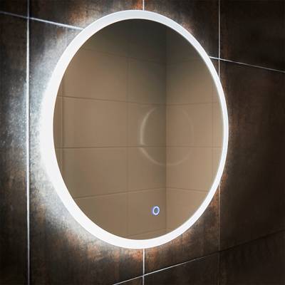 Espejo redondo iluminado con sensor táctil sobre pared alicatada, que muestra la elegancia de la iluminación LED en el diseño de baños modernos.