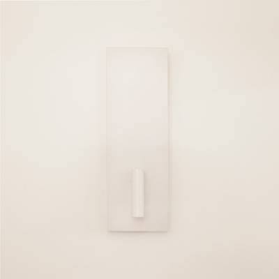 Escultura minimalista de pared blanca con base rectangular y saliente cilíndrico central, iluminada con LED para realzar el atractivo del diseño.