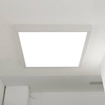 Luminaria LED de techo cuadrada que emite un resplandor blanco brillante. Se adapta a un diseño de techo elegante y minimalista con bordes y esquinas afilados.