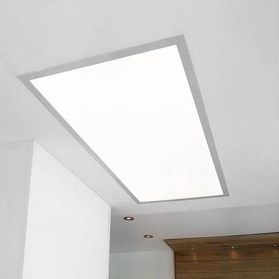 Brillante plafón rectangular de LED sobre un techo blanco; en la esquina aparece un acento de madera marrón para un interior contemporáneo.