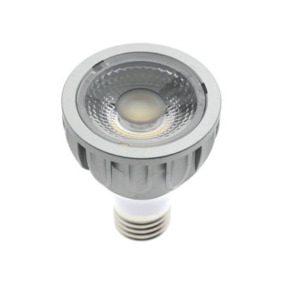 Primer plano de una lámpara LED plateada con cubierta de cristal texturizado y base de tubo estándar sobre fondo blanco para iluminación LED SEO.