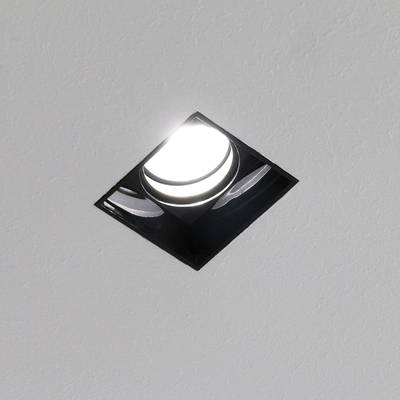 Lámpara rectangular empotrada en el techo con una bombilla brillante sobre un techo de textura blanca - perfecta para la iluminación de hogares modernos.