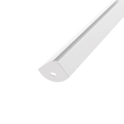 Primer plano de una elegante luminaria LED blanca con conector ovalado y su moderno diseño sobre un fondo blanco sin juntas.