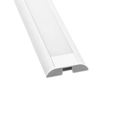 Primer plano de un difusor de tira de luz LED blanca con cubierta transparente, mostrando el perfil del extremo. Perfecto para soluciones de iluminación modernas.