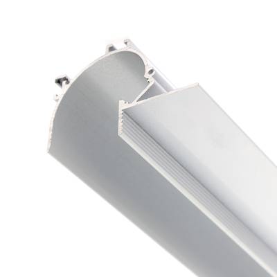 Primer plano de un perfil de extrusión LED de aluminio plateado de bordes redondeados con ranuras interiores sobre fondo blanco. Perfecto para realzar su diseño de iluminación LED.