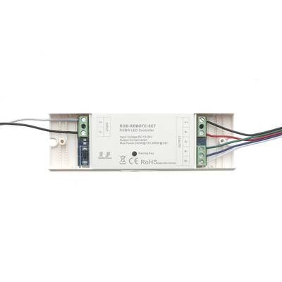 Controlador LED RGBW rectangular, conectores con cables de colores, controles de iluminación etiquetados, información impresa