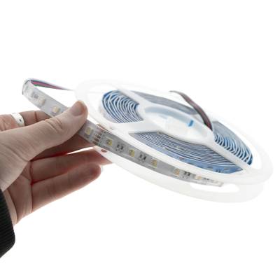 La mano presenta una tira de luz LED trenzada con una bobina blanca y destaca las soluciones de iluminación energéticamente eficientes de nuestra tienda de iluminación LED.
