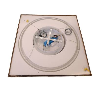 Componentes y cables de luz de techo en una caja, que presenta una solución de iluminación LED para interiores modernos.