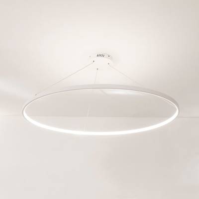 Moderna lámpara de techo LED redonda, diseño minimalista, suspendida de cables, iluminación blanca brillante en un techo blanco.