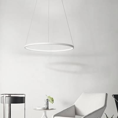 Una habitación minimalista con una moderna lámpara LED colgante redonda, una silla blanca y una pequeña mesa redonda con una planta contra una pared gris claro.