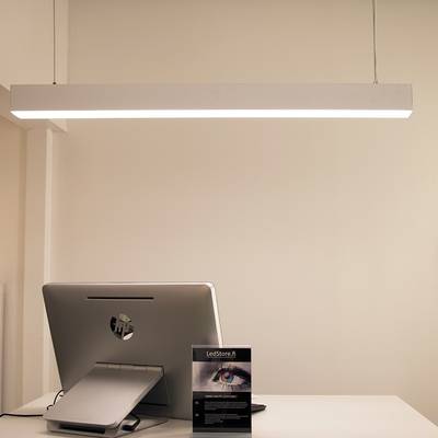 Oficina minimalista con monitor de ordenador, soporte para presentaciones y elegante lámpara de techo LED rectangular que añade un ambiente moderno al espacio de trabajo.