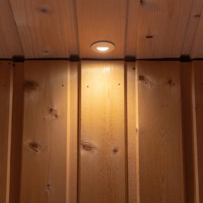 Un cálido techo de madera natural con iluminación LED empotrada y paneles verticales para crear un ambiente acogedor.