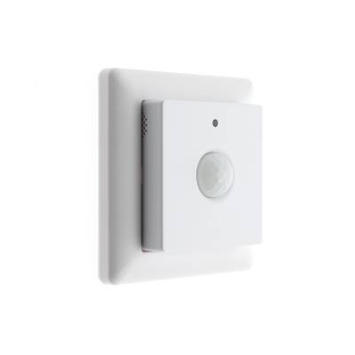 "Sensor de movimiento blanco con placa de pared cuadrada para controlar la iluminación LED sobre un fondo plano.