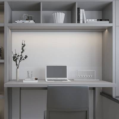 Escritorio minimalista con portátil, vaso de agua, libros, planta decorativa; estanterías superiores con libros y decoración; silla gris e iluminación ambiental LED.
