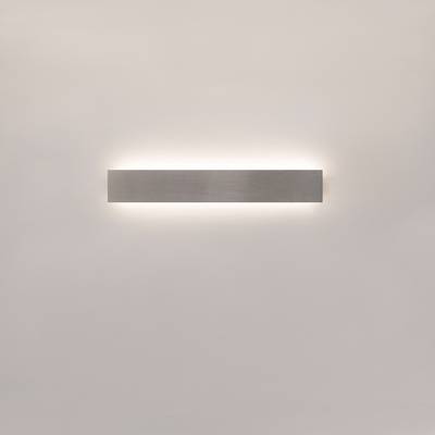 Una luminaria LED de pared rectangular minimalista que crea un resplandor suave y cálido en una pared lisa de color beige. Ideal para interiores modernos y soluciones de iluminación energéticamente eficientes.