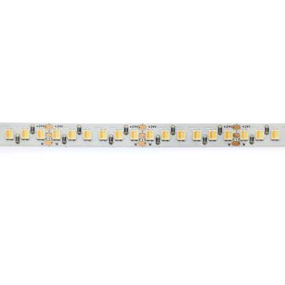 Primer plano de una tira de luces LED con múltiples luces LED amarillas y componentes electrónicos sobre fondo blanco, ideal para soluciones de iluminación energéticamente eficientes.