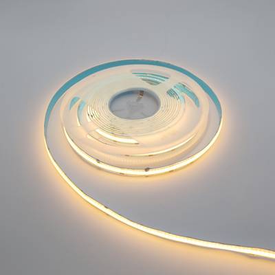 Tira de luz LED blanco cálido trenzada sobre una superficie plana, iluminación de bajo consumo para la decoración y ambientación del hogar.