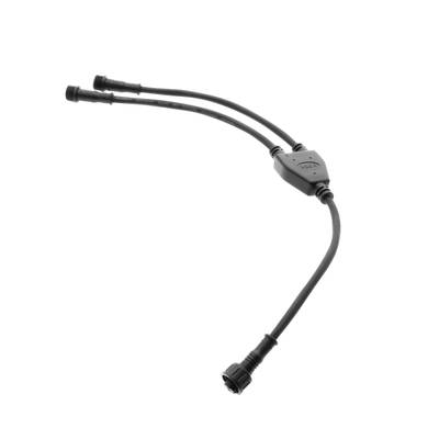 Divisor de cable LED negro en forma de Y con tres conectores sobre fondo blanco, ideal para ampliar los sistemas de iluminación LED y añadir flexibilidad.