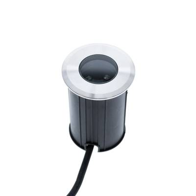 Cable de luz LED cilíndrico para exteriores de color negro plateado con base blanca, ideal para la iluminación de jardines o caminos.