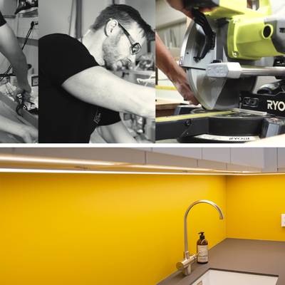 La iluminación LED ilumina el salpicadero y el fregadero de la cocina, resaltando el espacio de trabajo y el proceso de instalación de los armarios.
