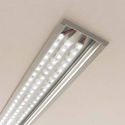 Tira de luz LED montada en el techo con tres filas paralelas de luces blancas brillantes para una iluminación vibrante y energéticamente eficiente.