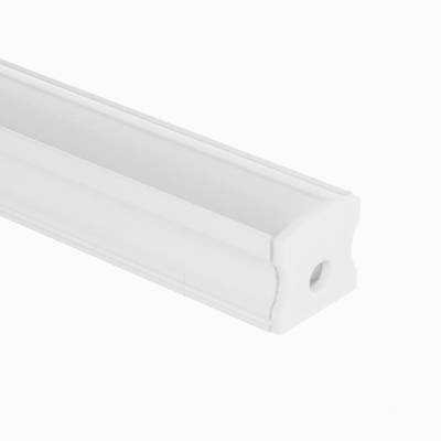 Primer plano de una tira de luz LED rectangular blanca con orificio de montaje, ideal para soluciones de iluminación doméstica energéticamente eficientes.