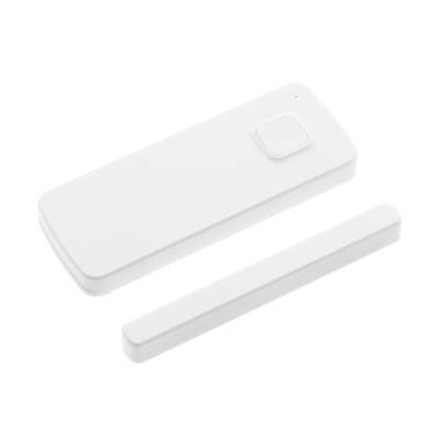 Sensor de puerta inteligente, diseño rectangular blanco con dos componentes; la pieza más grande tiene un elemento similar a un botón. Ideal para entornos seguros con iluminación LED.