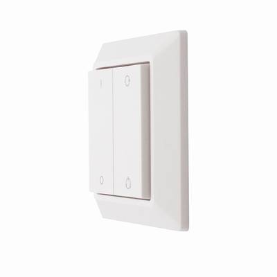 "Interruptor de luz doble blanco en ángulo con fondo blanco para movimiento de iluminación LED. Solución de conmutación ideal para interiores modernos.