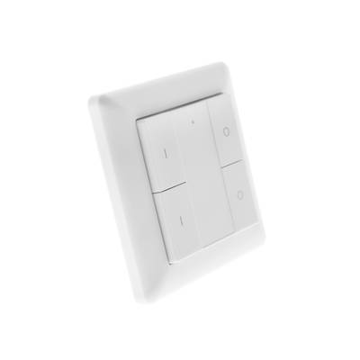 Primer plano de un interruptor de luz LED rectangular blanco con cuatro botones sobre un fondo blanco sin costuras.