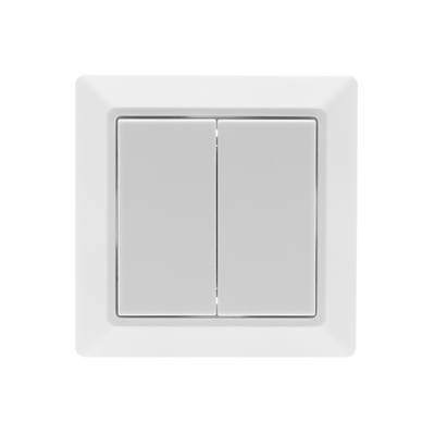 Interruptor doble blanco minimalista para iluminación LED que acentúa los interiores modernos sobre un fondo neutro.
