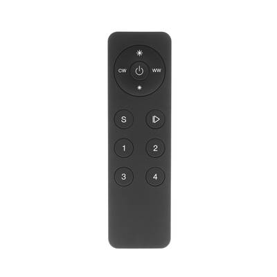 Alttext: Mando a distancia de iluminación LED negro con pad direccional redondo y botones S, 1-4, play y power para un fácil control de la iluminación.