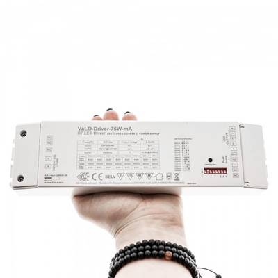 Mano rectangular RF-LED controlador con etiquetas técnicas, ajustes visibles, pulsera de cuentas de publicidad de productos de iluminación LED.