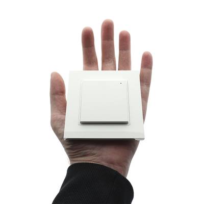 Interruptor de luz moderno, cuadrado y blanco sobre fondo blanco, que simboliza el control avanzado de la iluminación LED. Ideal para el diseño contemporáneo del hogar.