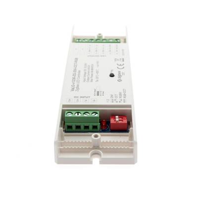 Texto alternativo: "Aparato de iluminación LED electrónico blanco rectangular con conectores verde y rojo e información técnica en la superficie.