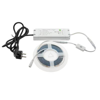 Juego de tiras de luces LED trenzadas con fuente de alimentación, regulador de intensidad y enchufe sobre fondo blanco; ideal para la iluminación personalizable del hogar.