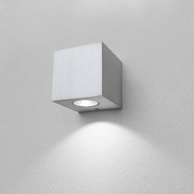 Un aplique LED cuadrado minimalista que crea un cálido resplandor en una elegante pared blanca, perfecto para interiores modernos.
