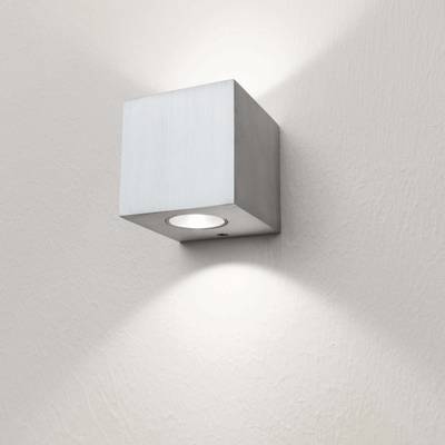 Texto alternativo: "Moderno aplique LED cuadrado con pared blanca texturizada, ilumina suavemente hacia arriba y hacia abajo.
