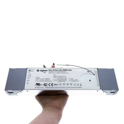 El Zigbee Varo-Driver ZG-200W-24v es un Zigbee de mano rectangular con etiquetas visibles para mejorar la conectividad de iluminación inteligente en instalaciones LED.