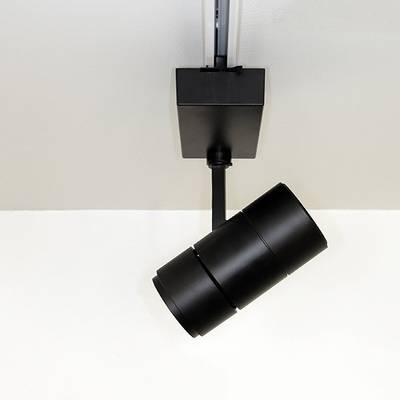 Luminaria de carril cilíndrica negra con techo blanco, dirigida hacia abajo para una iluminación focalizada. Ideal para interiores modernos y soluciones de iluminación LED de bajo consumo.