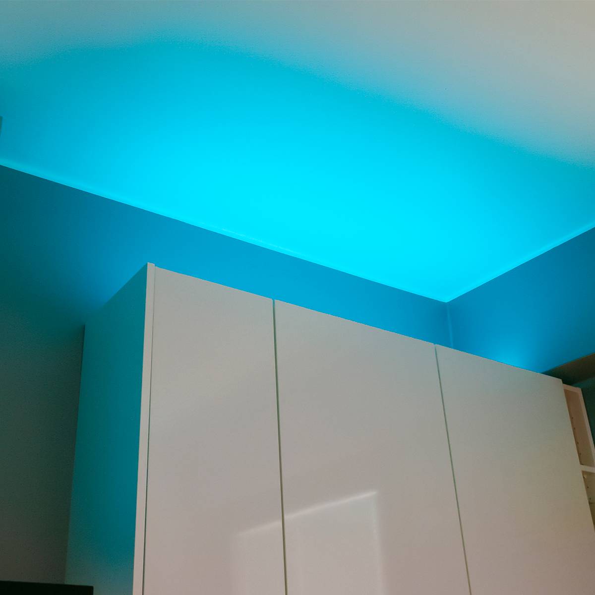 Combinación de colores en la cocina con cinta RGB